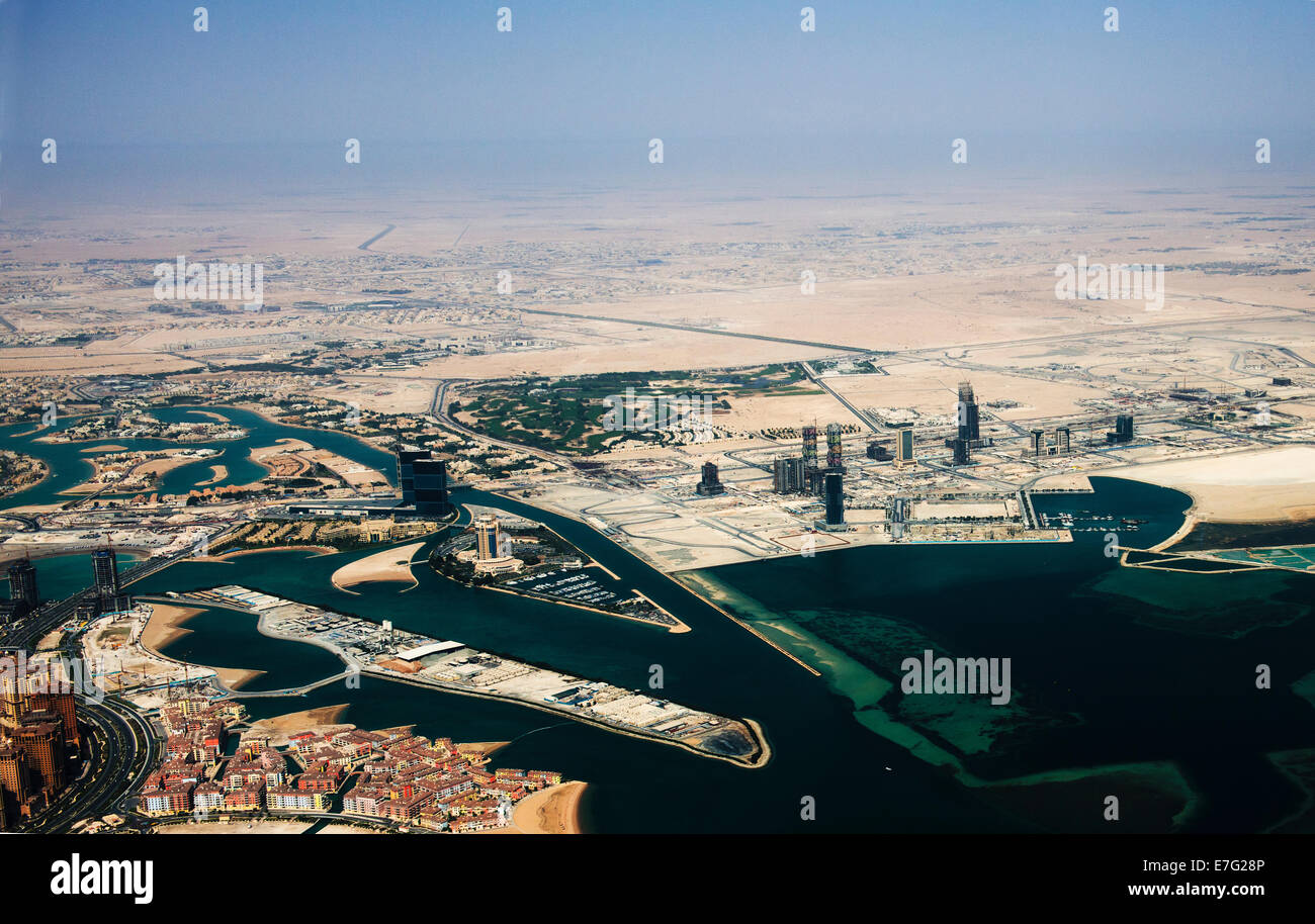 Vista aerea del nord di Doha. Nuove zone di sviluppo sotto costruzioni in vista del 2022 Coppa del mondo. Foto Stock