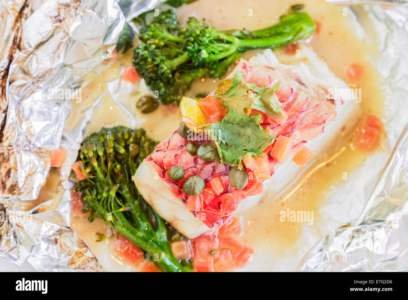 Hawaiian pink snapper cotta in un vino bianco salsa di burro con broccolini e spezie Foto Stock