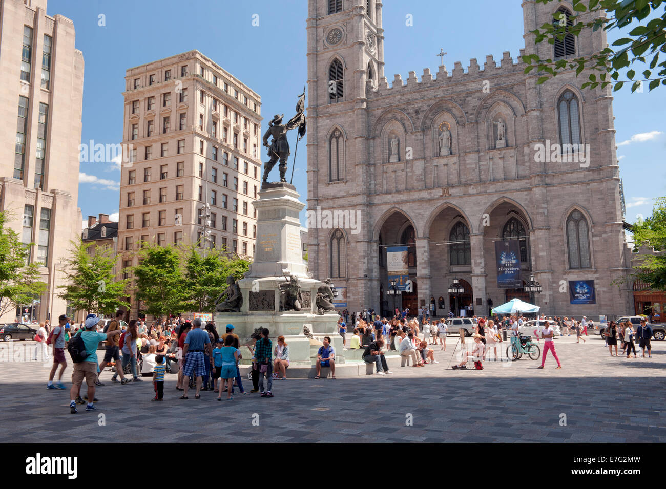 I turisti su Place d'Armes, la Vecchia Montreal, provincia del Québec in Canada. Foto Stock