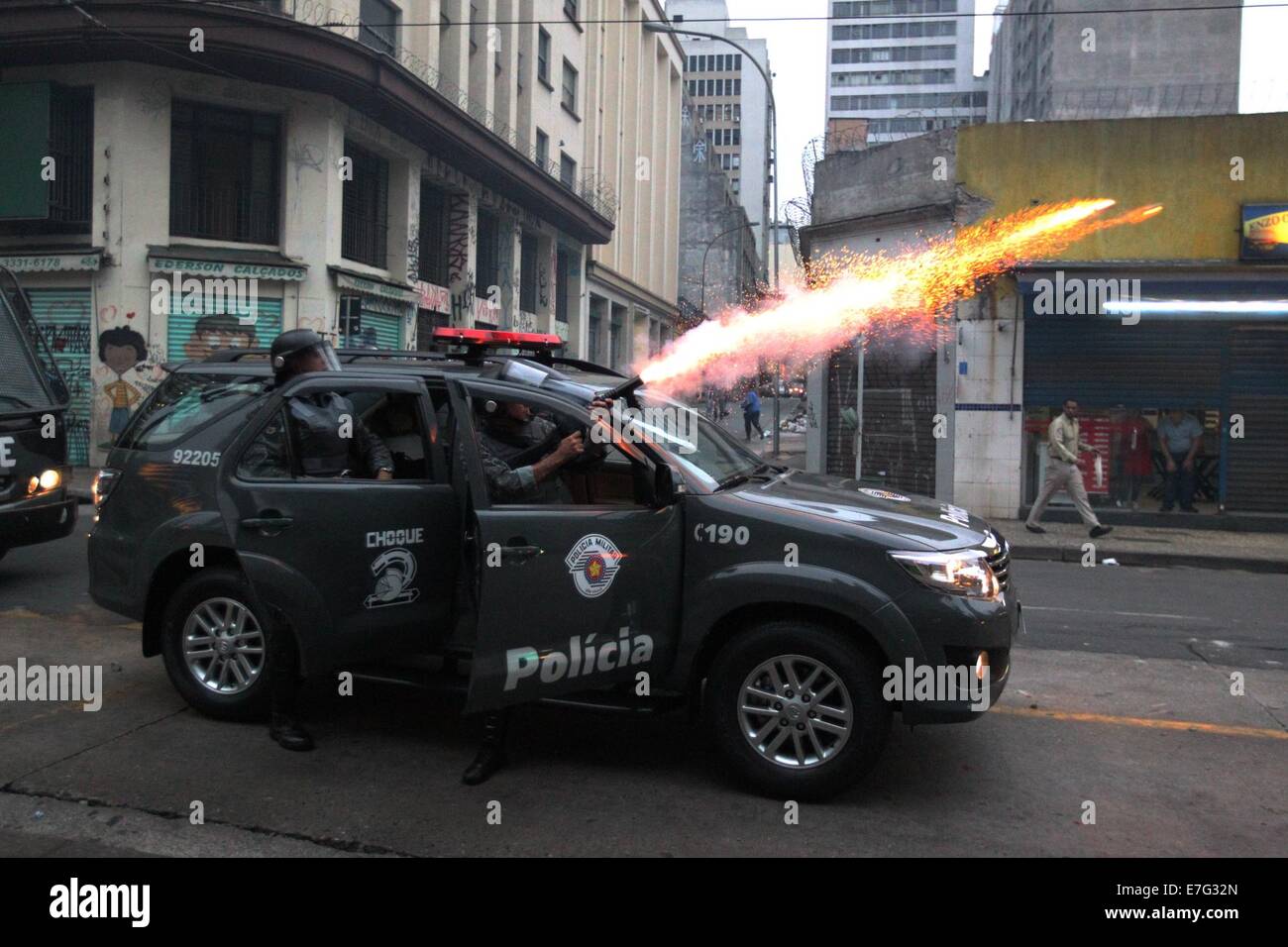 Sao Paulo, Brasile. 16 Sett 2014. La polizia militare membri fire gas lacrimogeni durante gli scontri con i residenti dell'hotel in disuso, in Sao Paulo, Brasile, Sett. 16, 2014. Lo sfratto dei senzatetto squatter da un hotel in disuso nella più grande città brasiliana di Sao Paulo martedì ha portato alla violenza e a 80 arresti, le autorità locali ha detto. Credito: Agencia Estado/Xinhua/Alamy Live News Foto Stock