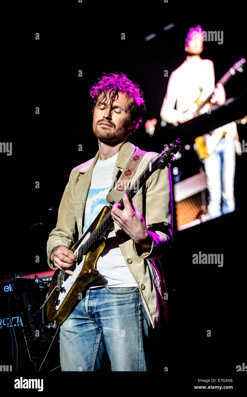 Toronto, Ontario, Canada. 16 Sett 2014. Il chitarrista BRAD SHULTZ di American rock band "Gabbia Elefant' esegue presso Air Canada Centre di Toronto. Credito: Igor Vidyashev/ZUMA filo/Alamy Live News Foto Stock