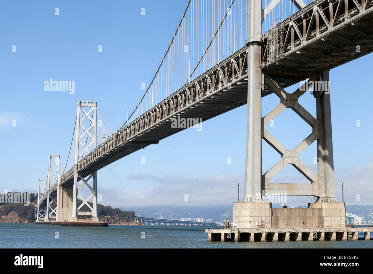 Il Bay Bridge visto dal Embarcadero, San Francisco, California, Stati Uniti d'America Foto Stock