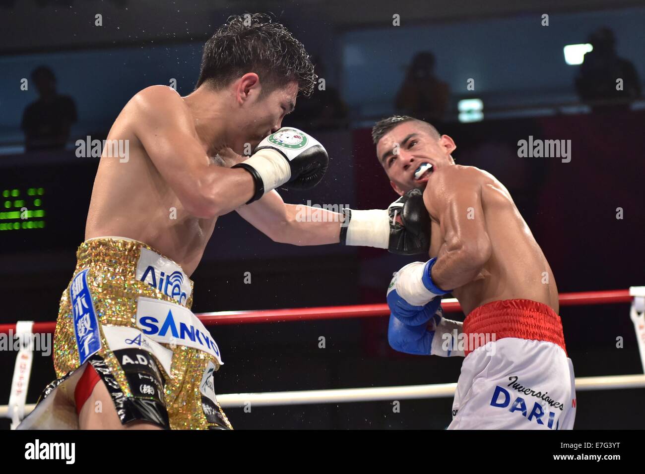 Tokyo, Giappone. 16 Sett 2014. (L-R) Kazuto Ioka (JPN), Pablo Carrillo (COL) Boxe : Kazuto Ioka del Giappone arriva Pablo Carrillo della Colombia al settimo giro durante il 10R pesi mosca bout a Korakuen Hall a Tokyo in Giappone . Credito: Hiroaki Yamaguchi/AFLO/Alamy Live News Foto Stock