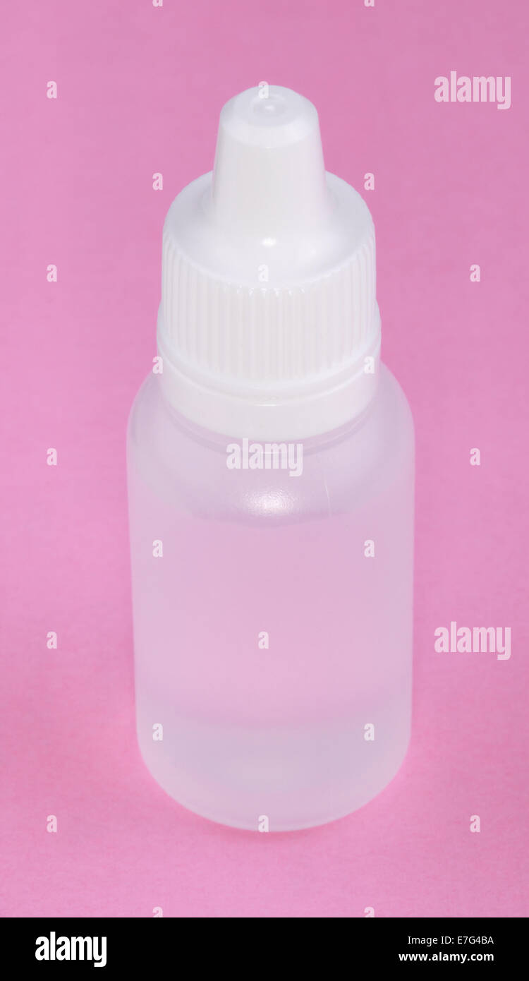 White fiala di plastica su sfondo rosa Foto Stock