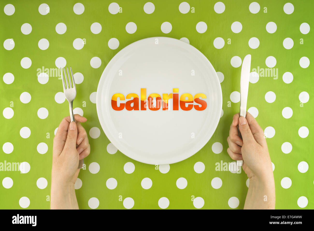 Mani femminili a cena alla forcella di supporto e un coltello sopra il piano piastra bianca con calorie per un pasto, diete concettuale dell'immagine. Foto Stock