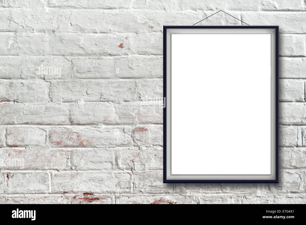 Vuoto verniciatura verticale poster nel riquadro nero appesa su bianco muro di mattoni. Pittura proporzioni corrispondono International Paper formato A Foto Stock