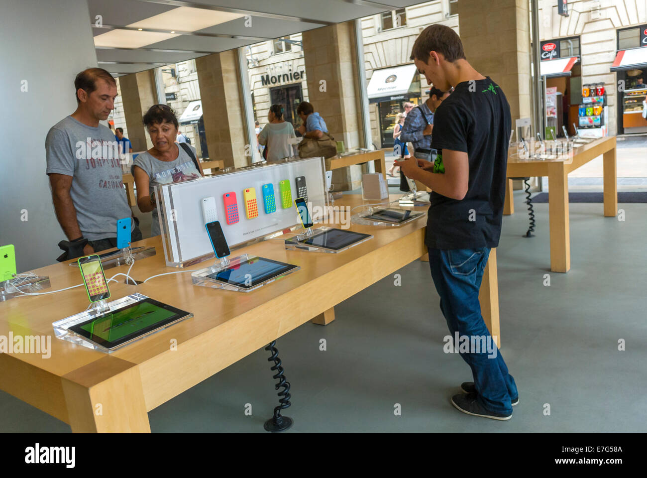 Bordeaux, Francia, People Shopping, all'interno dell'Apple Store, iPhone, iPad in esposizione in showroom, giovani che acquistano computer, boutique Apple "Big Tech » Technology store Foto Stock