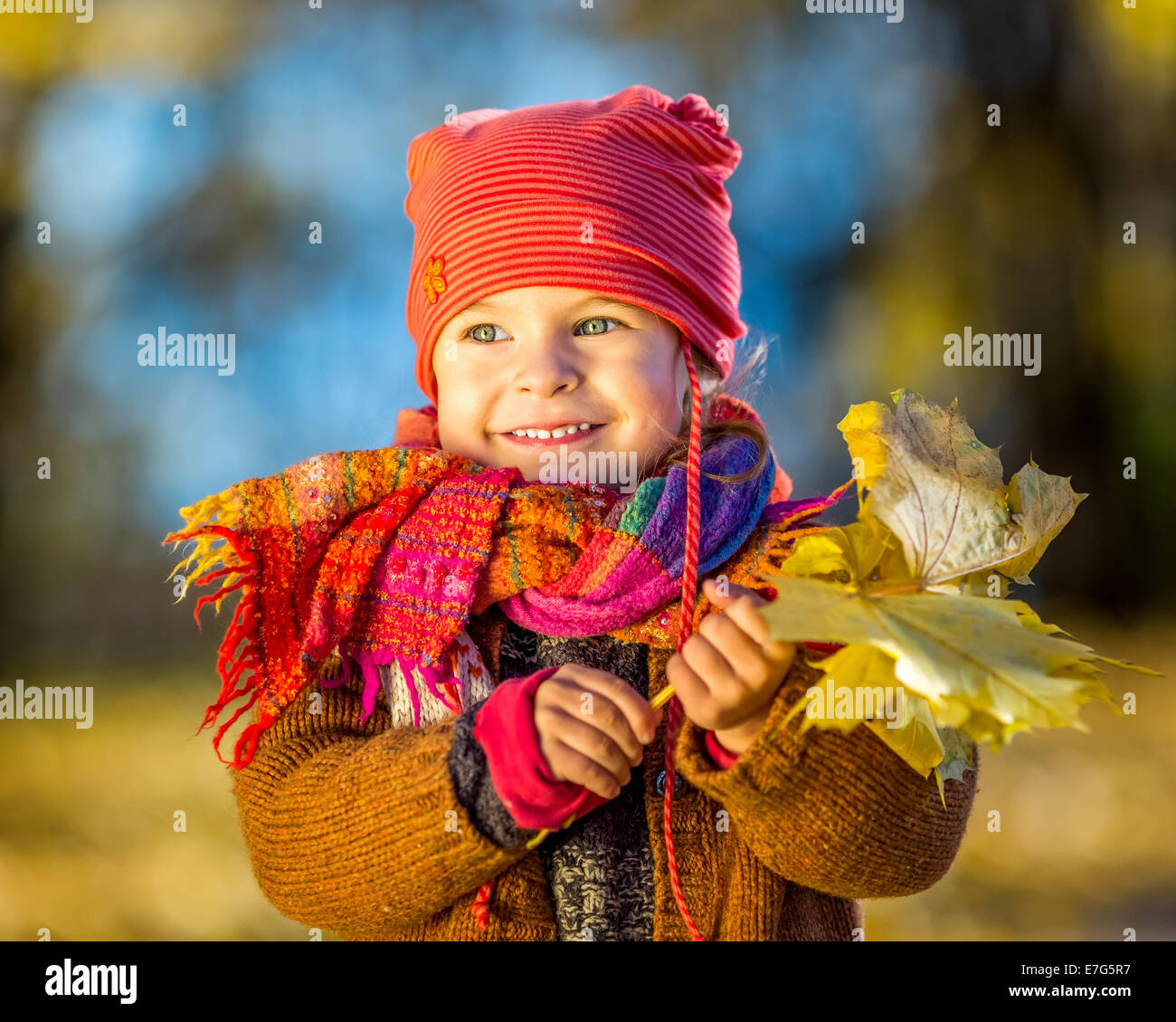Bambina gioca con foglie di autunno Foto Stock