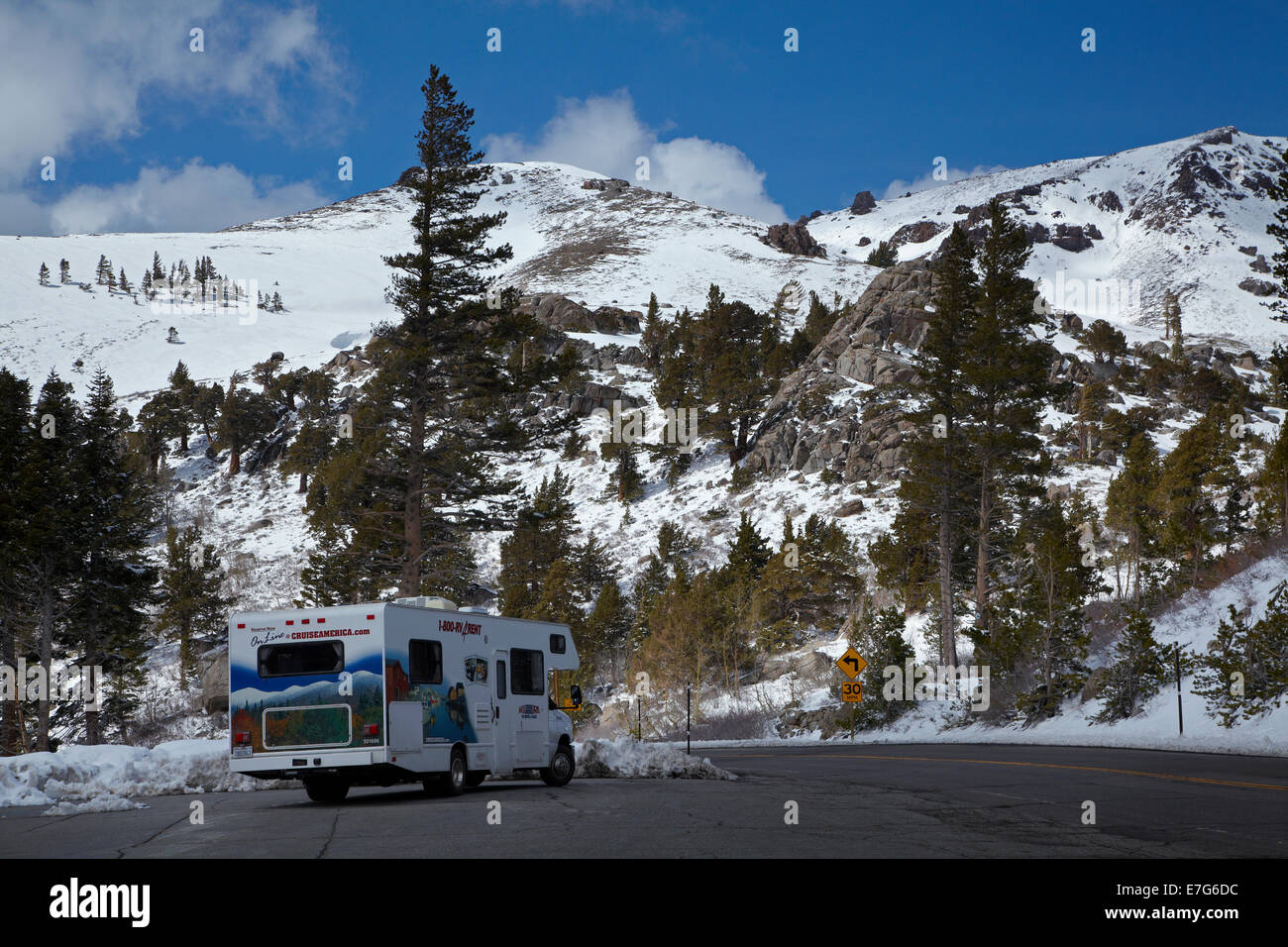 RV e neve al vertice di Carson Pass Highway (SR 88), 8,574 ft / 2,613 m, su Sierra Nevada, in California, Stati Uniti d'America Foto Stock