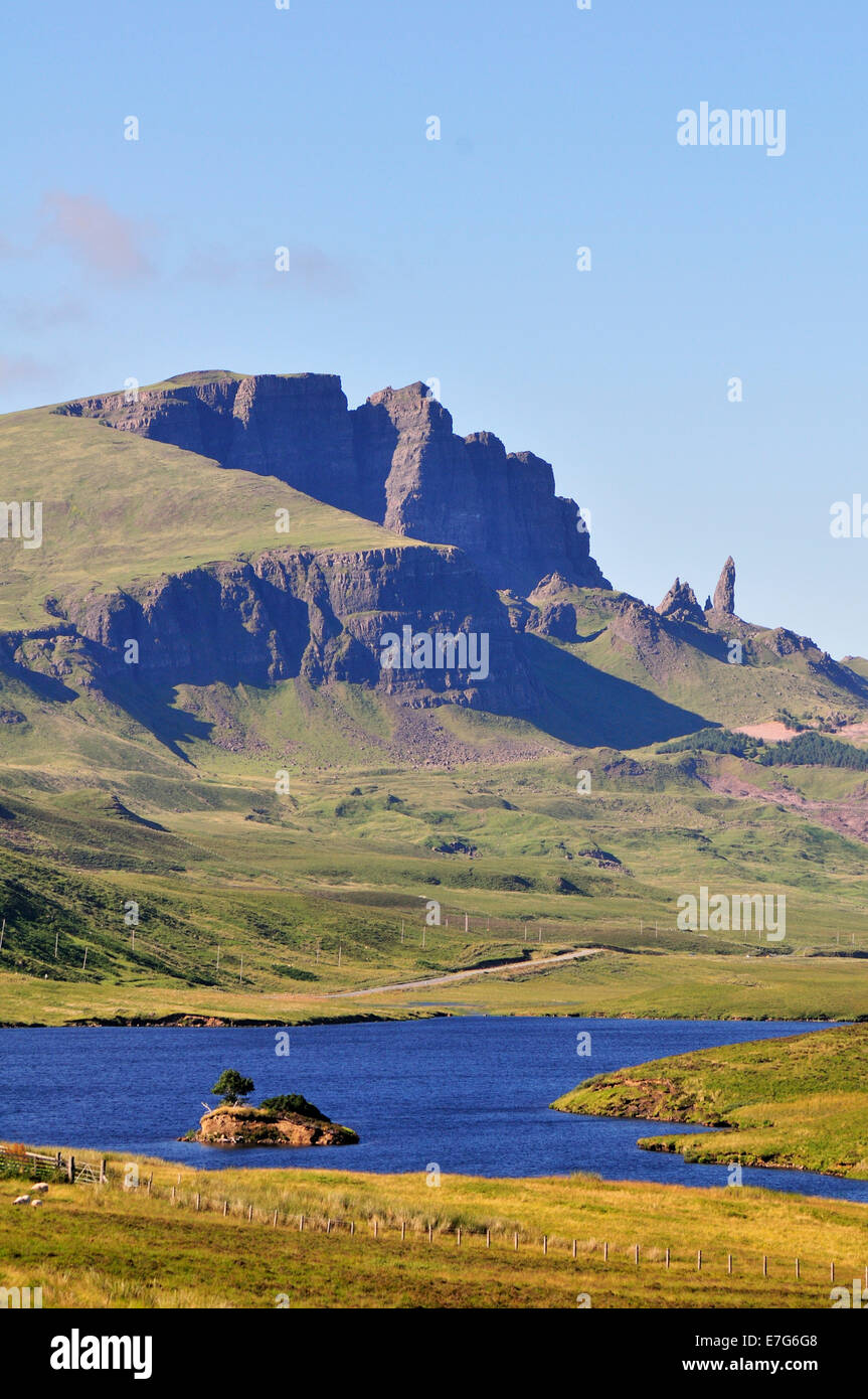 Vedute sul Loch Fada al Storr con il vecchio uomo di Storr pinnacle, Trotternish Peninsula, Ross, Skye e Lochaber Foto Stock