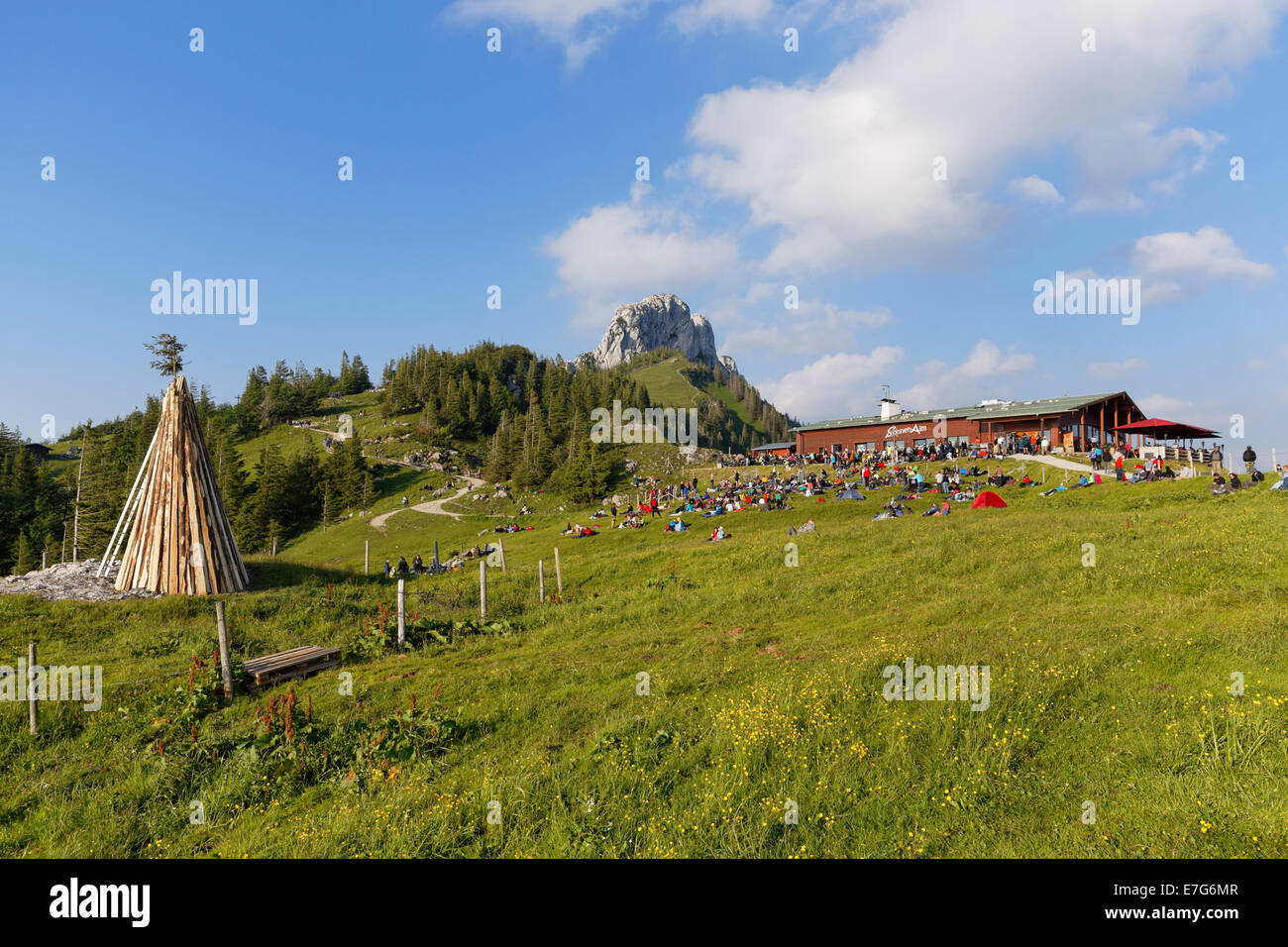 Catasta di legna per i falò, Kampenwand con Sonnenalm pascolo alpino, Aschau im Chiemgau, Chiemgau Alpi, Alta Baviera, Baviera Foto Stock