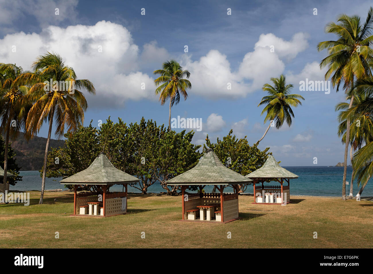 Capanne barbecue sulla spiaggia, alberi di cocco, Speyside, Tobago Trinidad e Tobago Foto Stock