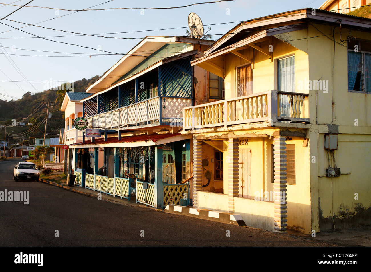 Case tradizionali, Strada Sopravento, Speyside, Tobago Trinidad e Tobago Foto Stock