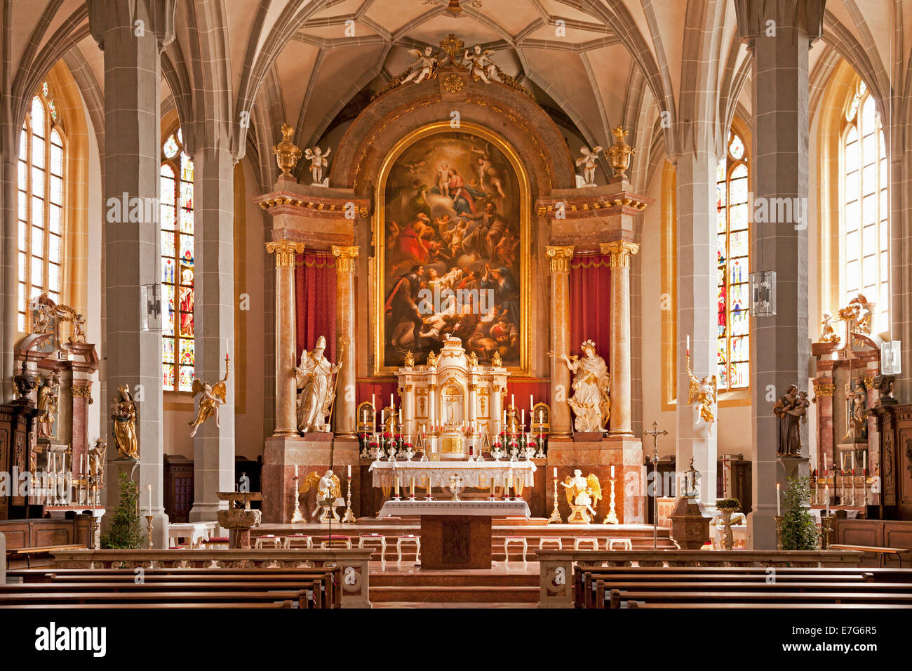 Interno e l altare, la chiesa parrocchiale di San Filippo e Giacomo, Altötting, Alta Baviera, Baviera, Germania Foto Stock