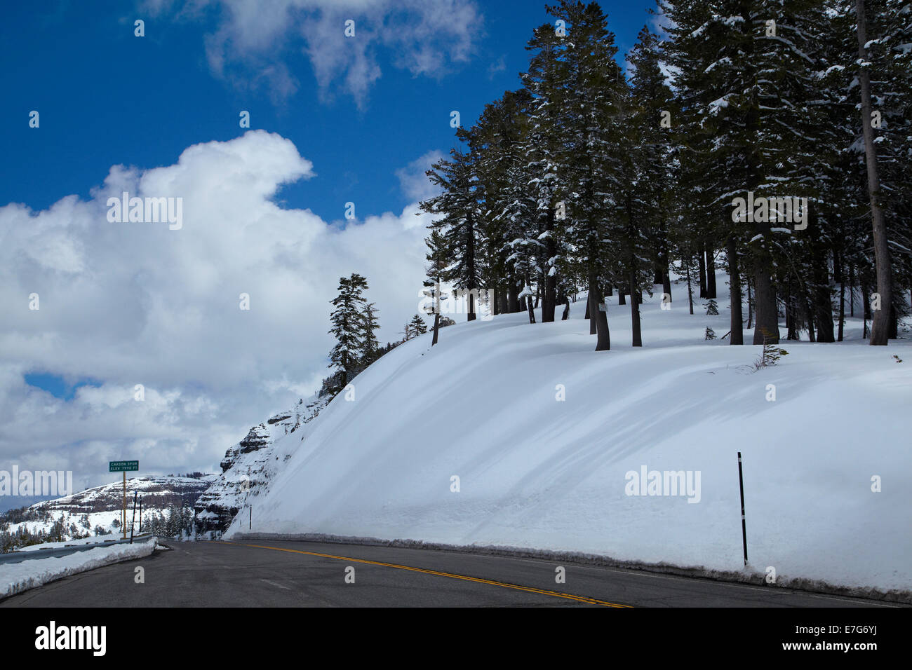 Neve e strada a Carson Sperone (quota 7990ft), Carson Pass Highway (SR 88), oltre la Sierra Nevada, in California, Stati Uniti d'America Foto Stock