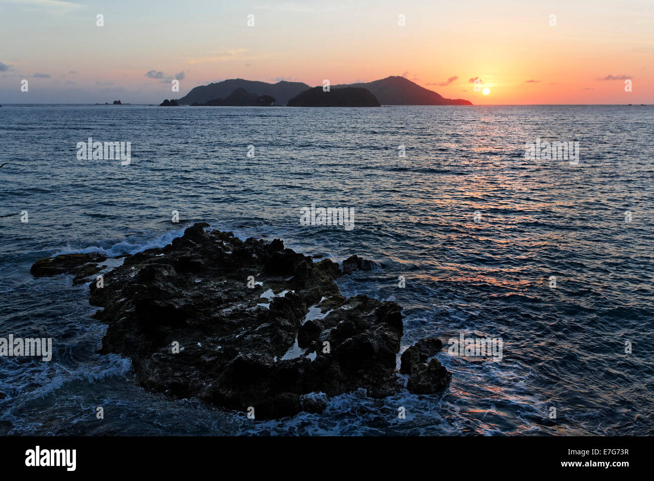 Sunrise accanto alla piccola isola nel mare le rocce, Tyrrel's Bay, Little Tobago Trinidad e Tobago Foto Stock