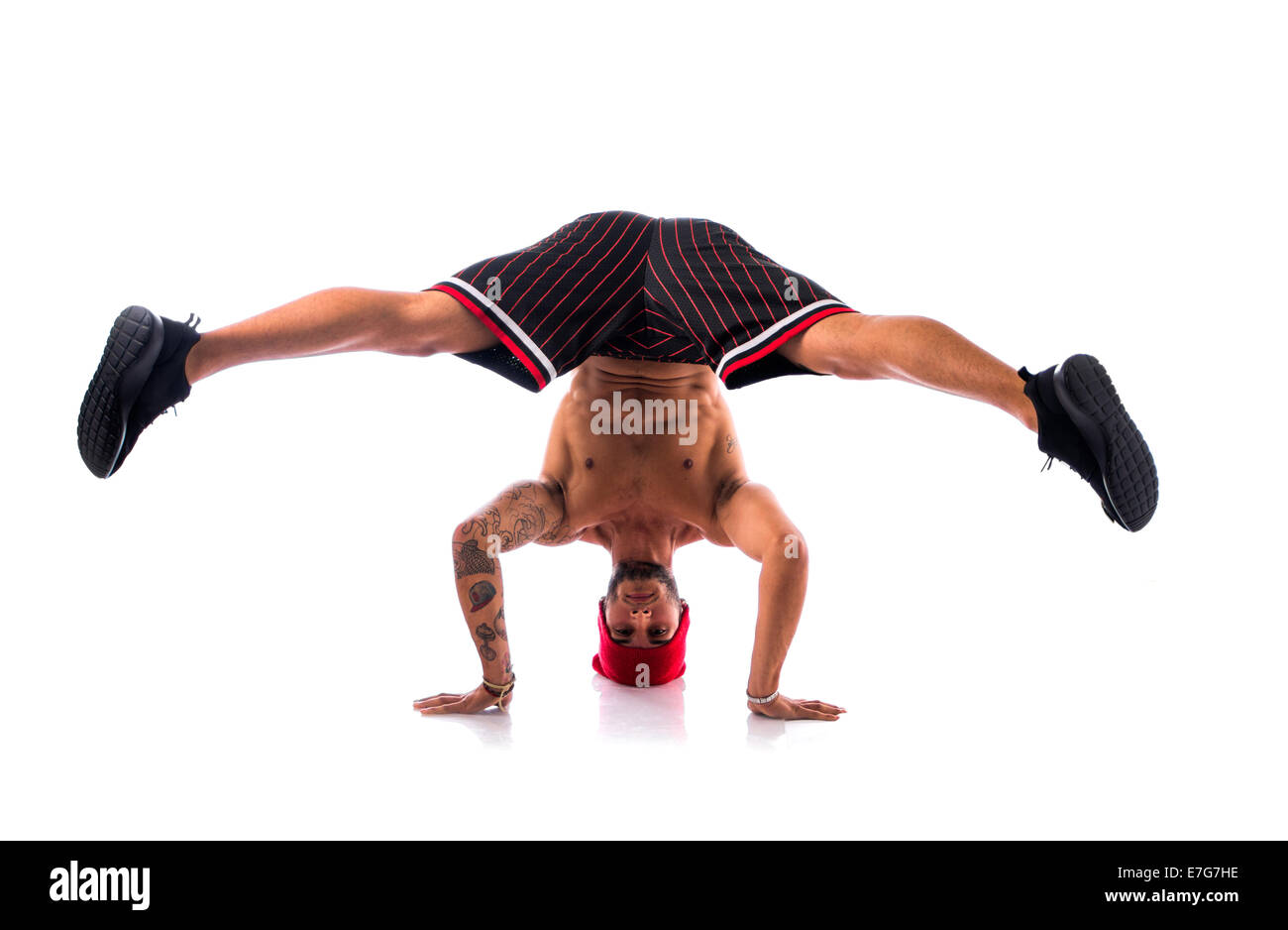 Atletica shirtless alla moda giovane in un cappello di fare un break dance  routine isolato su bianco Foto stock - Alamy