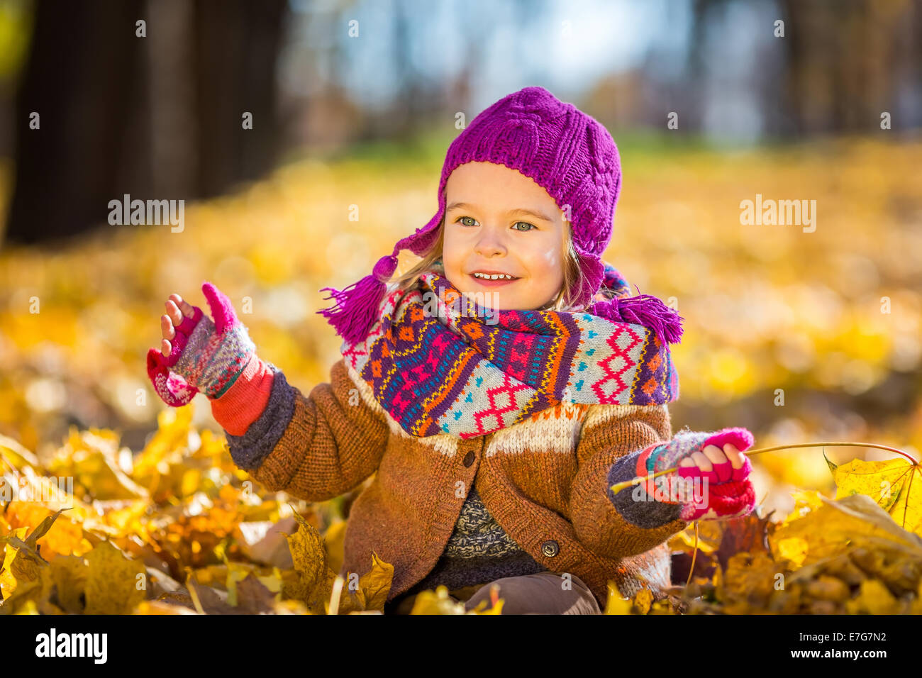 Bambina gioca con foglie di autunno Foto Stock