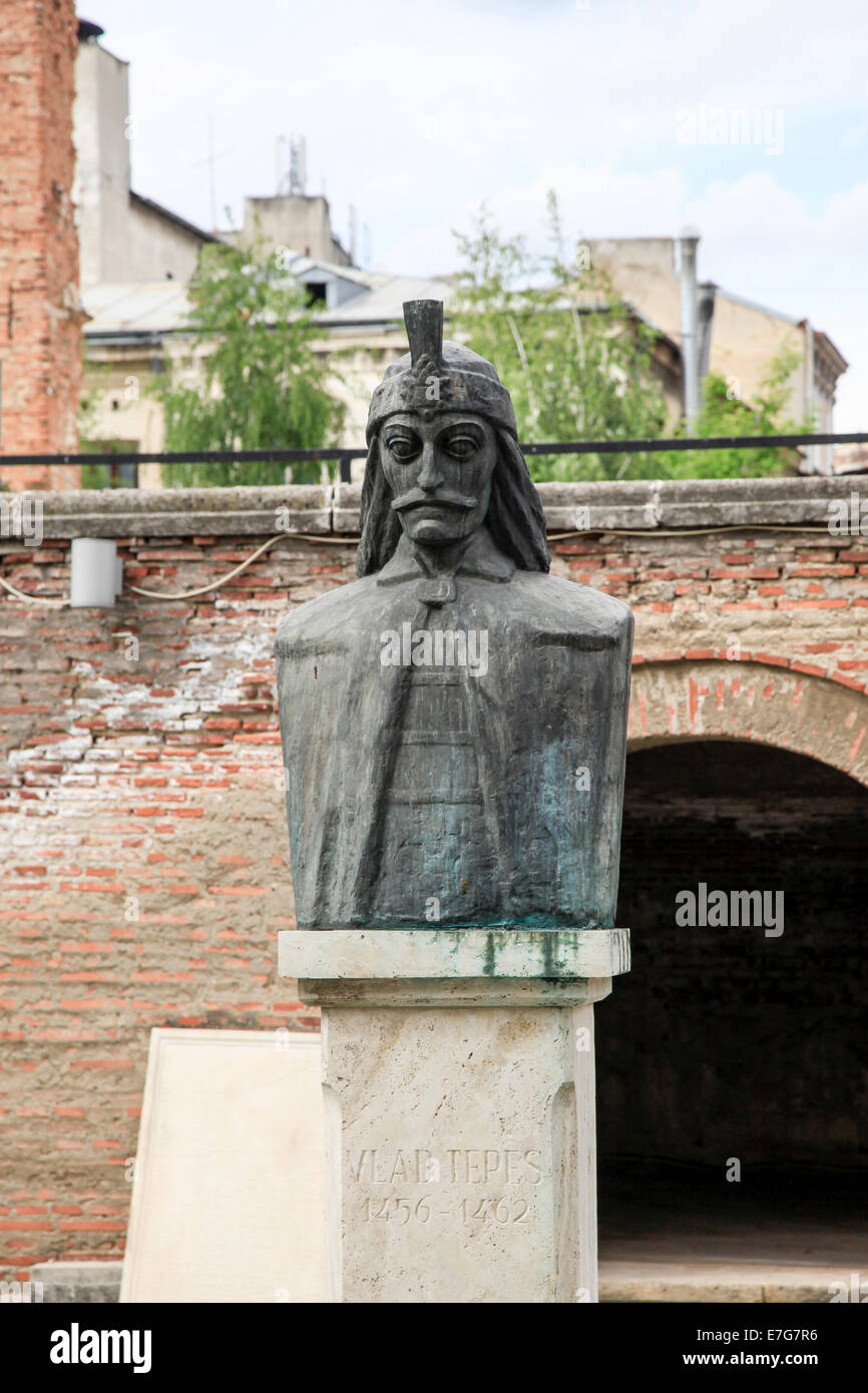 Vlad Tepes (Vlad l'Impalatore) busto alla vecchia corte principesca, quartiere storico, Bucarest, Romania Foto Stock