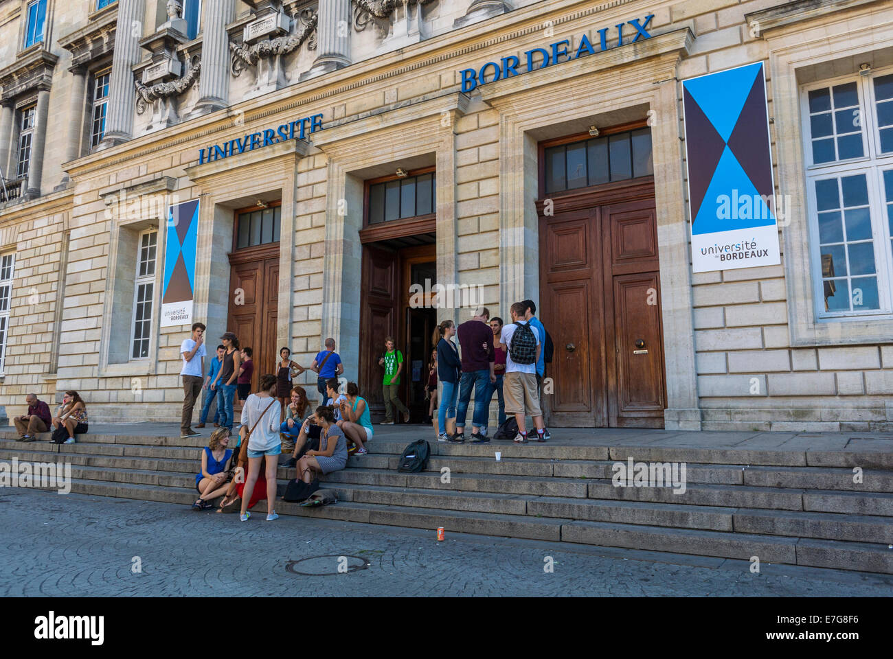 Bordeaux, Francia, Scene di strada, folla di studenti universitari che escono, attesa all'esterno, edificio all'Università di Bordeaux, adolescenti all'esterno della città, campus in conversazione, Foto Stock