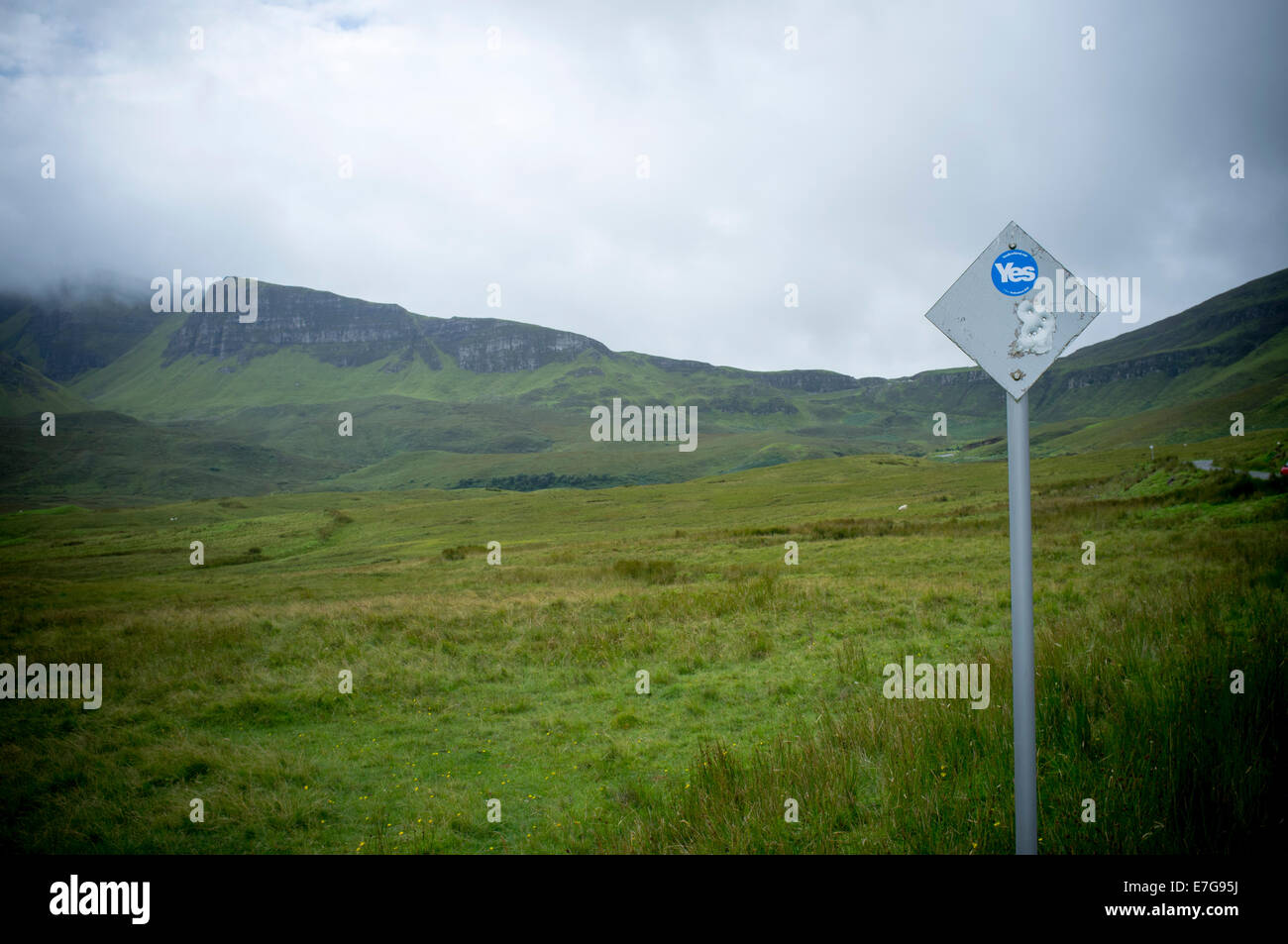 Indipendenza scozzese votazione. Sì campagna adesivo sul lato strada segno nell'Isola di Skye, altopiani dove vi è un forte sostegno Foto Stock