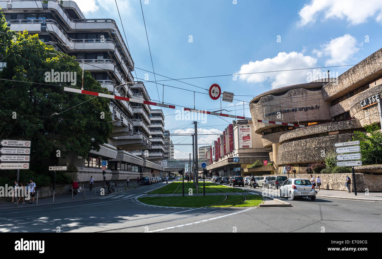 Bordeaux, Francia, Street Scenes, French Bank Corporation Building, Caisse d'Epargne, Quartier Mériadeck , Credit Architect : Edmond Lay struttura in cemento armato, edifici urbani, architettura brutaliste, strada con banche Francia Foto Stock