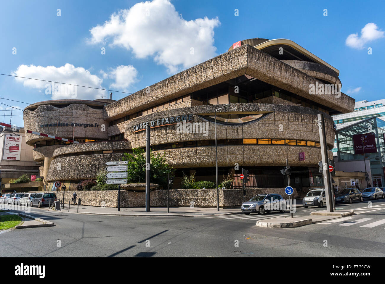 Bordeaux, Francia, Street Scenes, French Bank Corporation Building, "Caisse d'Epargne", Quartier Mériadeck , (architetto del credito : Edmond Lay) struttura in cemento armato, Architecture brutaliste, Street with Banks France Foto Stock