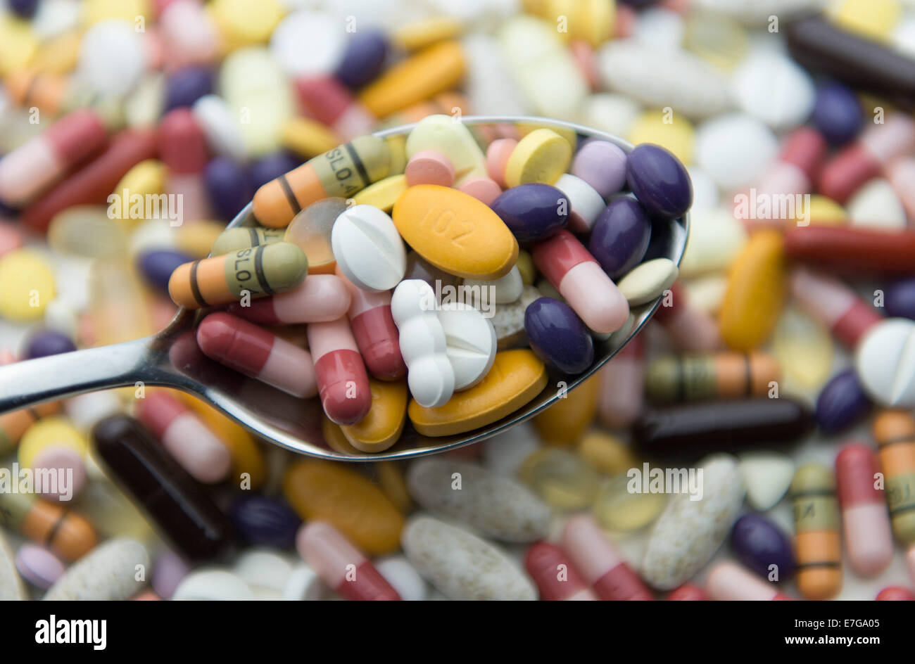 Compresse e pillole su un tavolo e su un cucchiaio, 18 agosto 2014 ad Amburgo. Foto Stock