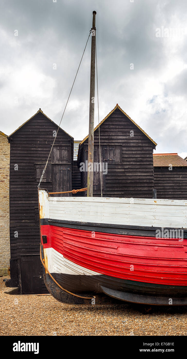 Lunghi e sottili di legno tradizionale rete da pesca capanne allo Stade in Hastings, East Sussex Foto Stock