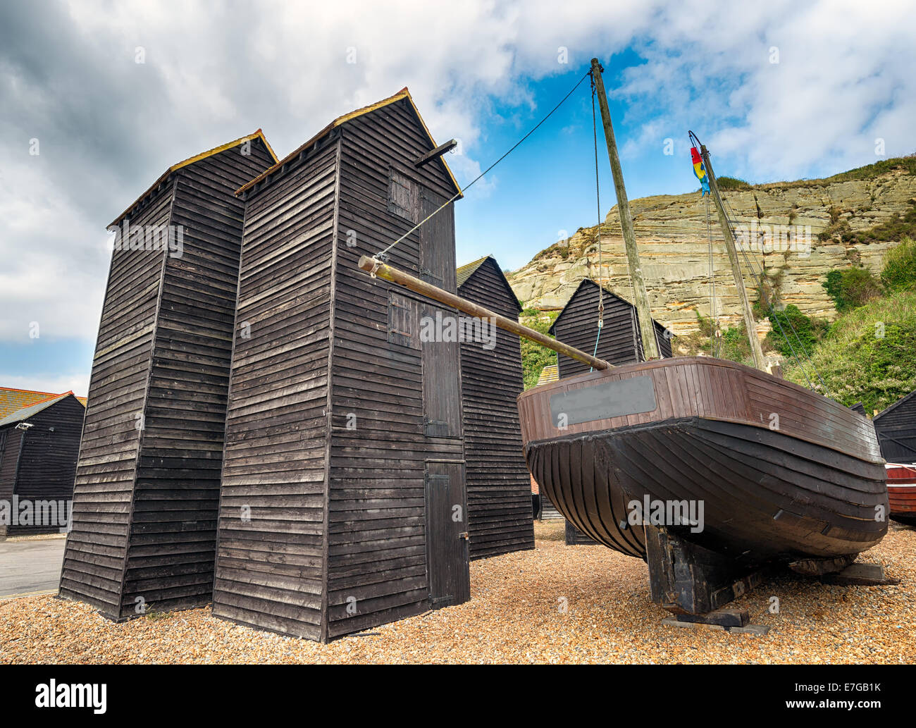 Lunghi e sottili di legno tradizionale rete da pesca di capanne sul porto allo Stade in Hastings, East Sussex Foto Stock