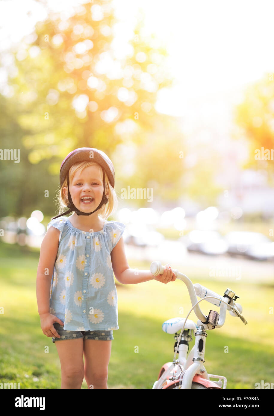 Ritratto di happy Baby girl con noleggio biciclette Foto Stock