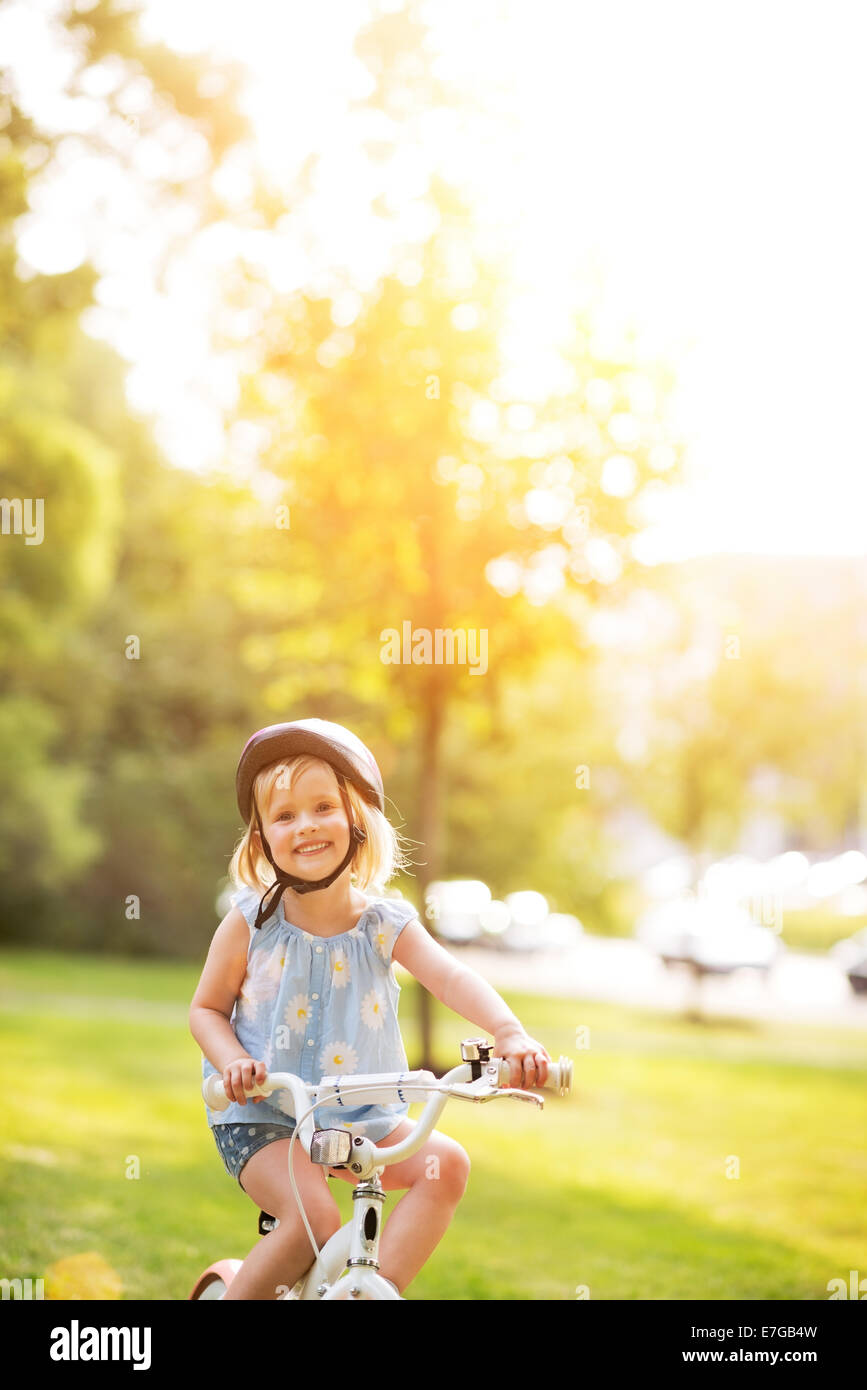 Ritratto di happy Baby girl bicicletta equitazione all'aperto Foto Stock