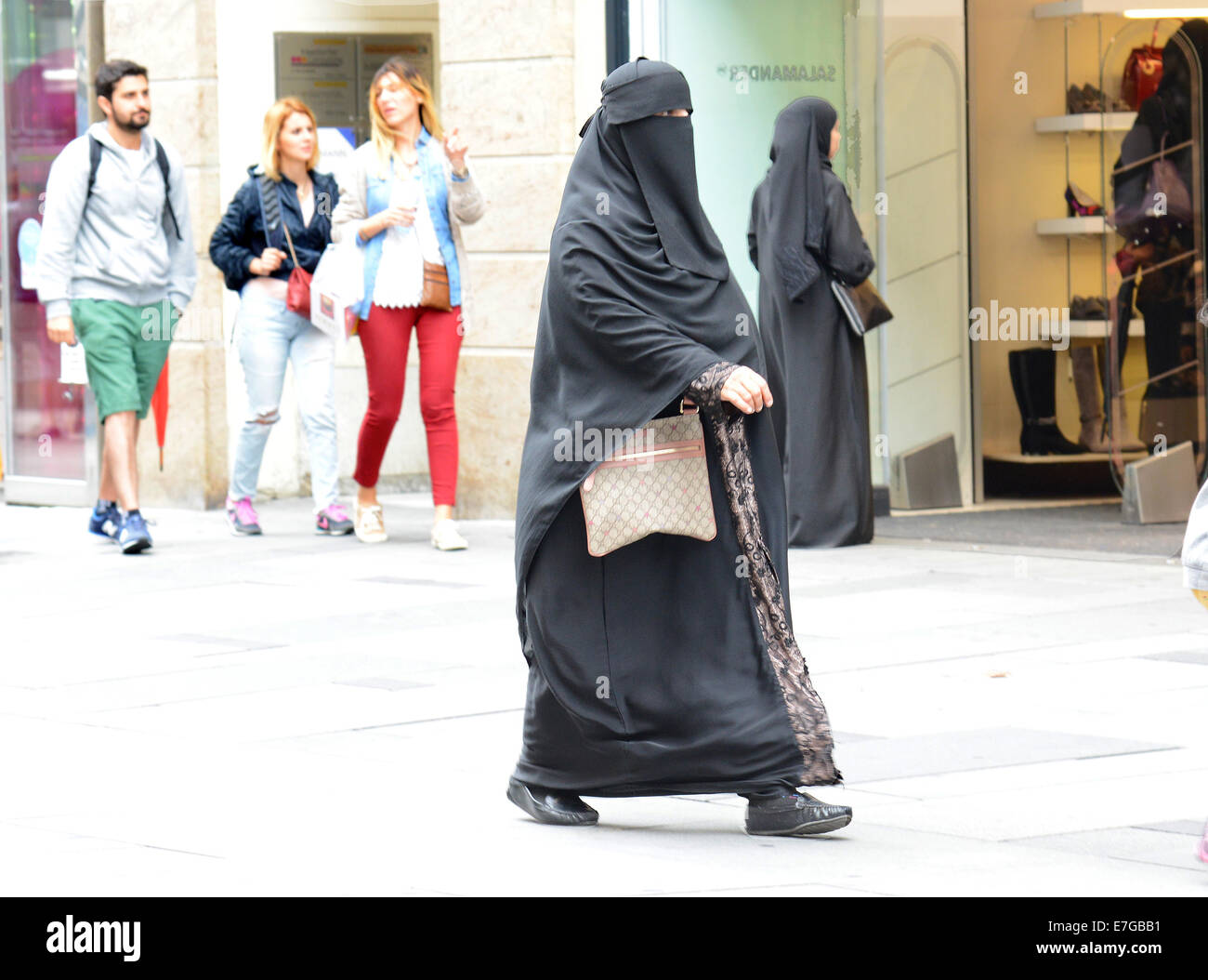 Donna islamica su negozi -tour di Vienna (Austria) il mese di agosto, 20, 2014. Foto Stock