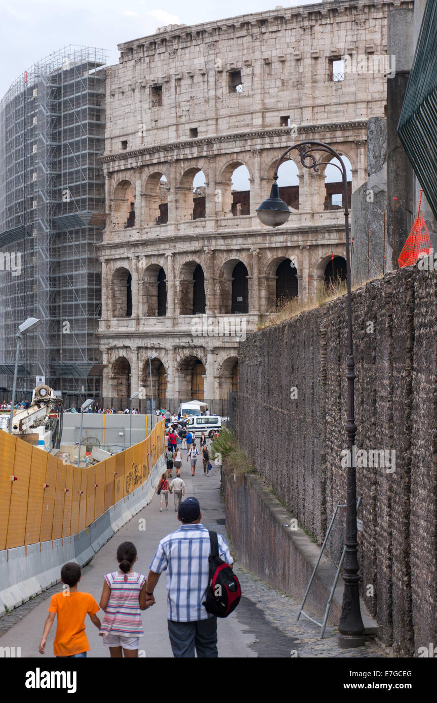 Italia: Vista Ovest del Colosseo di Roma. Foto dal 4 settembre 2014. Foto Stock