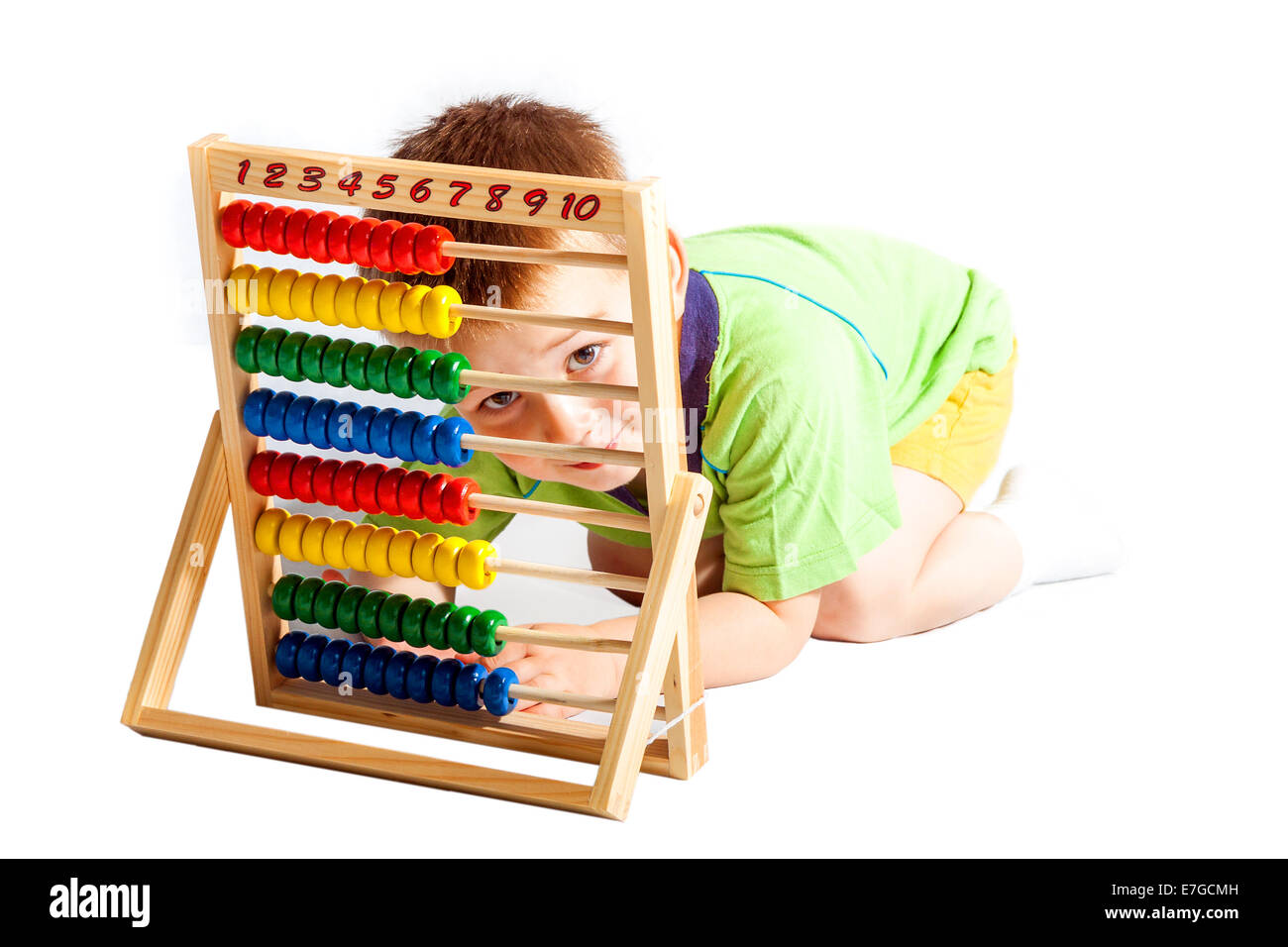 Jolly baby boy con abacus isolati su sfondo bianco Foto Stock