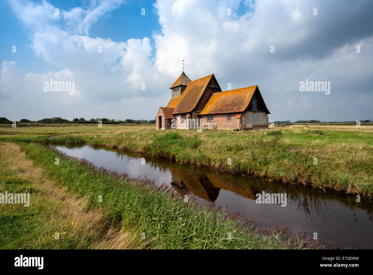 Un paesaggio inglese chiesa a Romney Marsh nel Kent Foto Stock