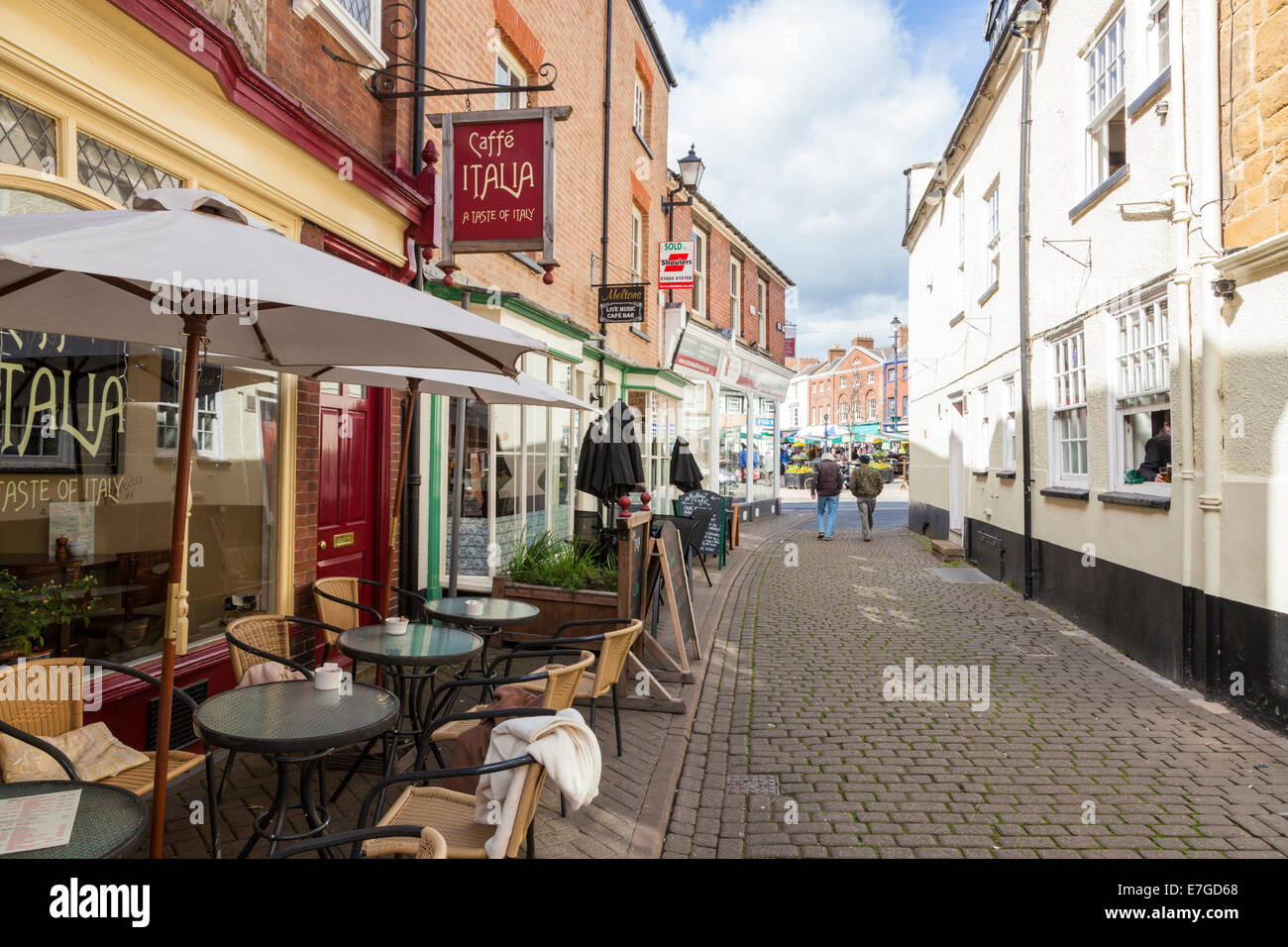 Café e negozi su di una tranquilla strada sul retro in Melton Mowbray Town Center, Leicestershire, England, Regno Unito Foto Stock
