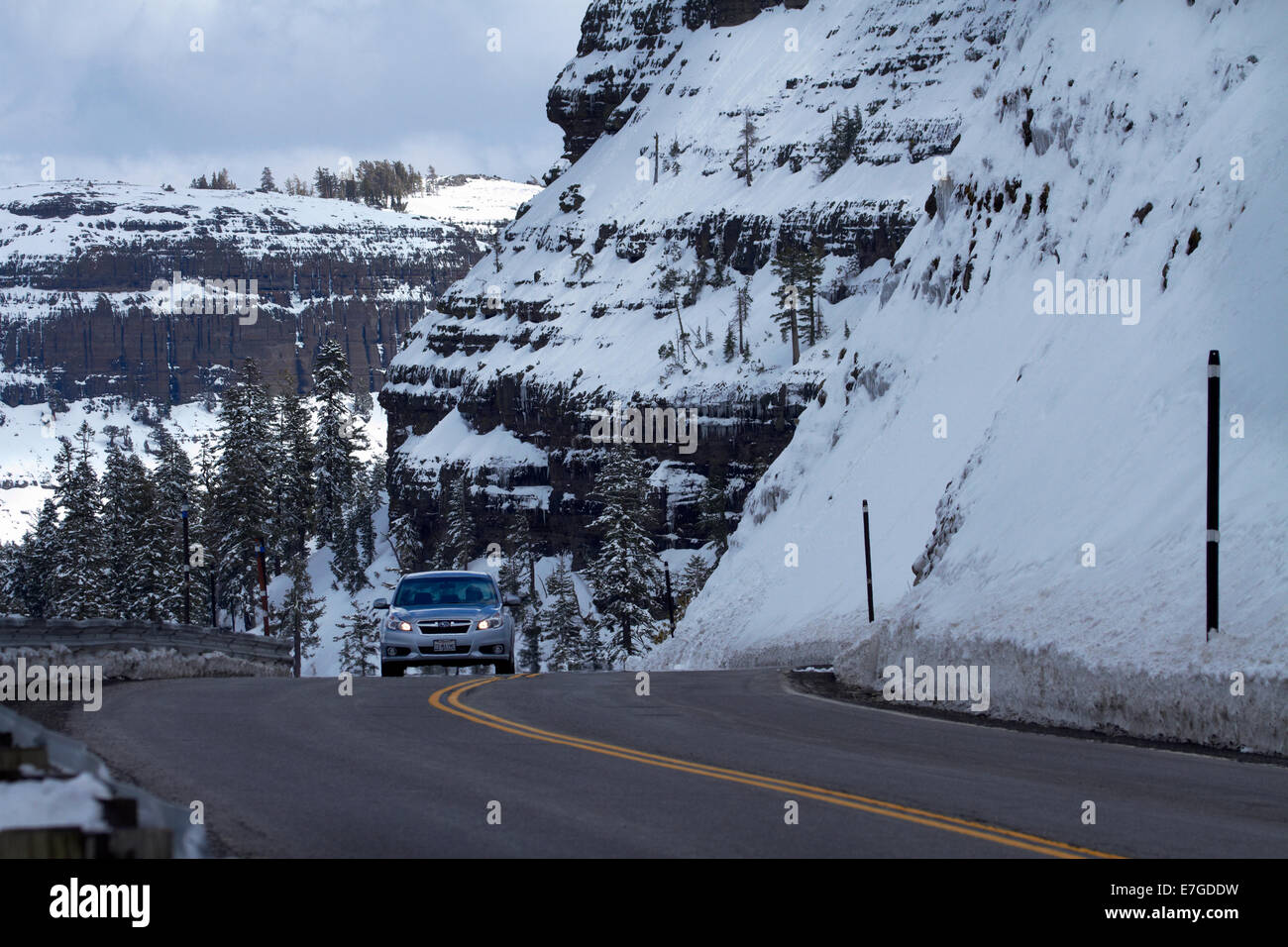 Neve e auto sulla strada a Carson Sperone (quota 7990ft), Carson Pass Highway (SR 88), oltre la Sierra Nevada, in California, Stati Uniti d'America Foto Stock