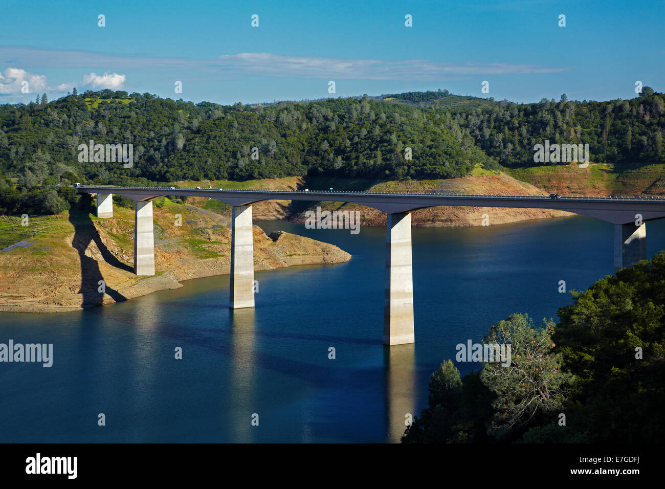 Archie Stevenot Bridge e nuova diga Melones, Sierra Nevada foothills, CALIFORNIA, STATI UNITI D'AMERICA Foto Stock