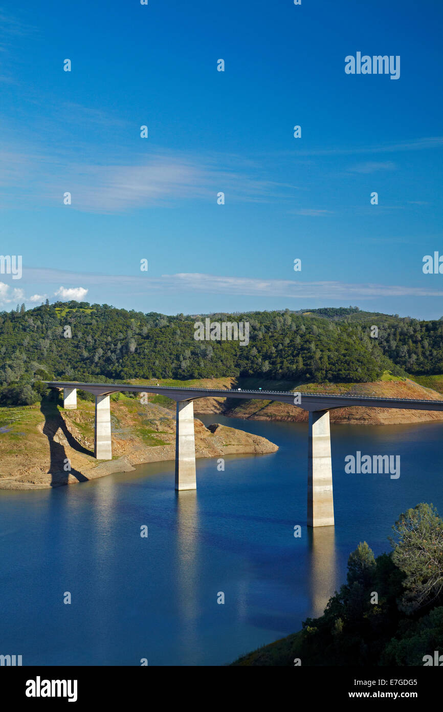 Archie Stevenot Bridge e nuova diga Melones, Sierra Nevada foothills, CALIFORNIA, STATI UNITI D'AMERICA Foto Stock