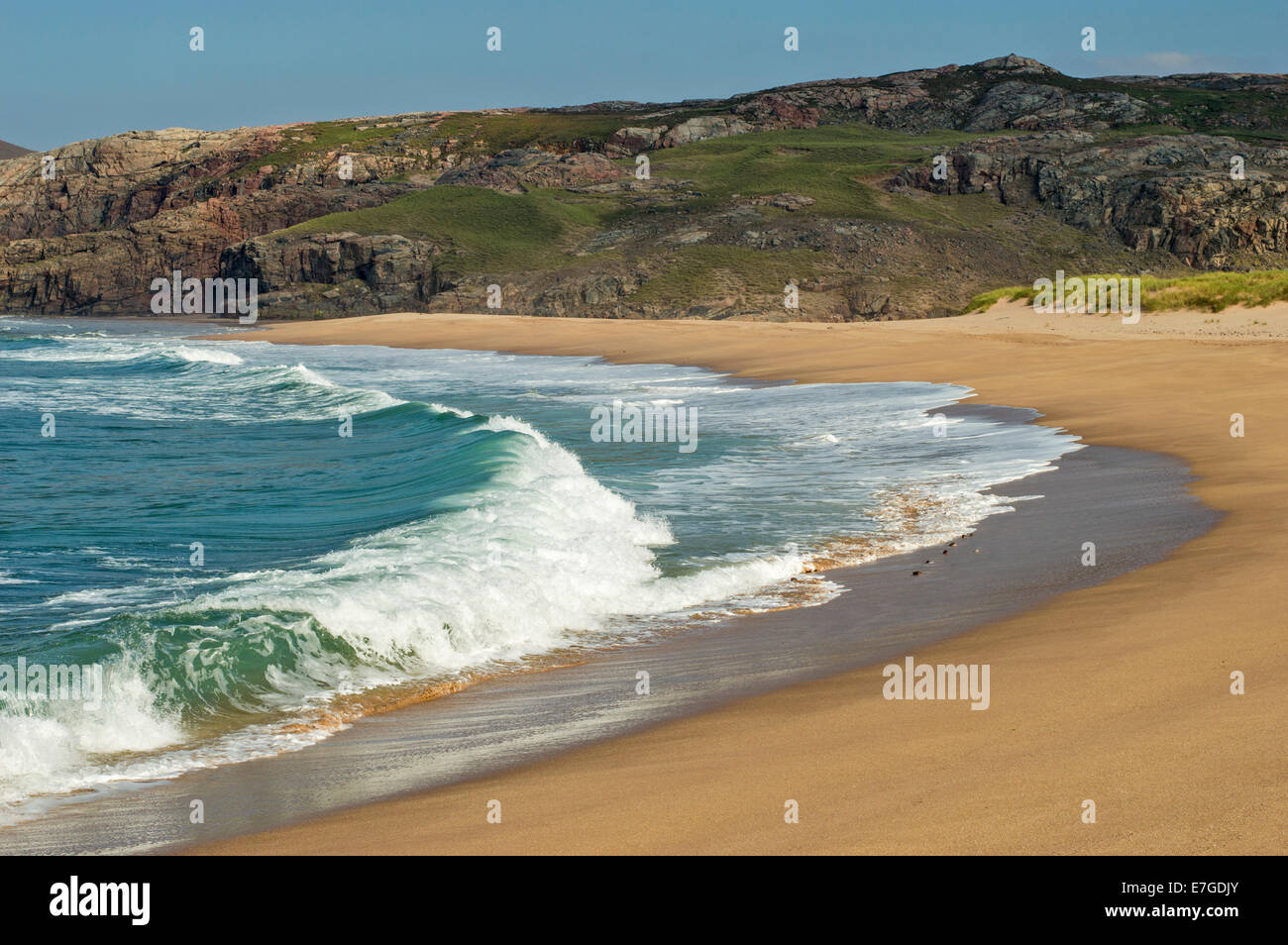 SANDWOOD BAY SUTHERLAND Scozia enorme di onde che si infrangono sulla spiaggia di sabbia Foto Stock