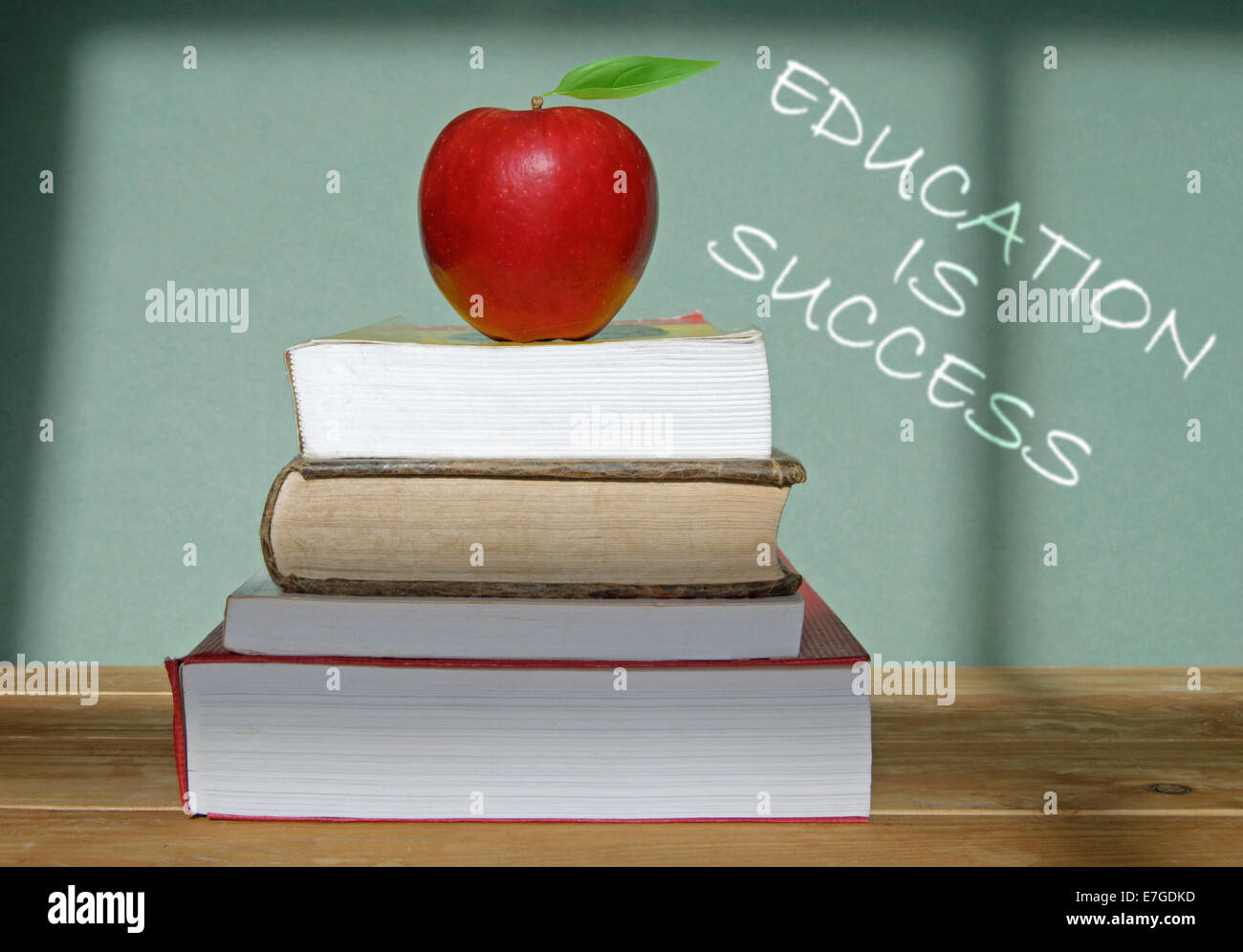 L educazione è scritto di successo su una lavagna Foto Stock
