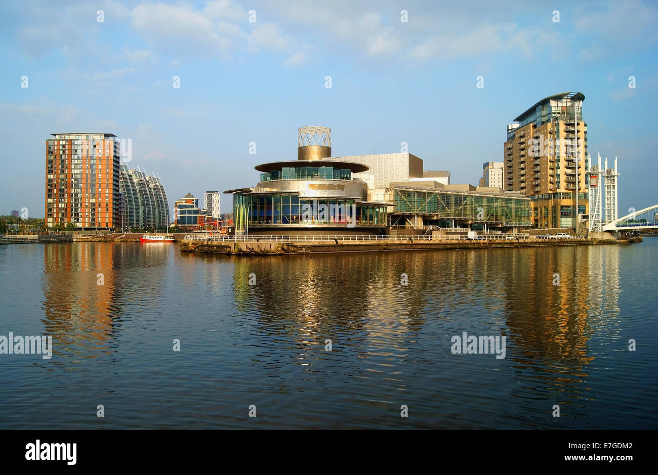 UK,Lancashire,Greater Manchester, Salford Quays, il Lowry e il Manchester Ship Canal Foto Stock