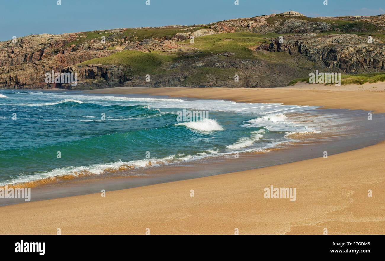 SANDWOOD BAY SUTHERLAND Scozia di onde che si infrangono sulla spiaggia di sabbia Foto Stock
