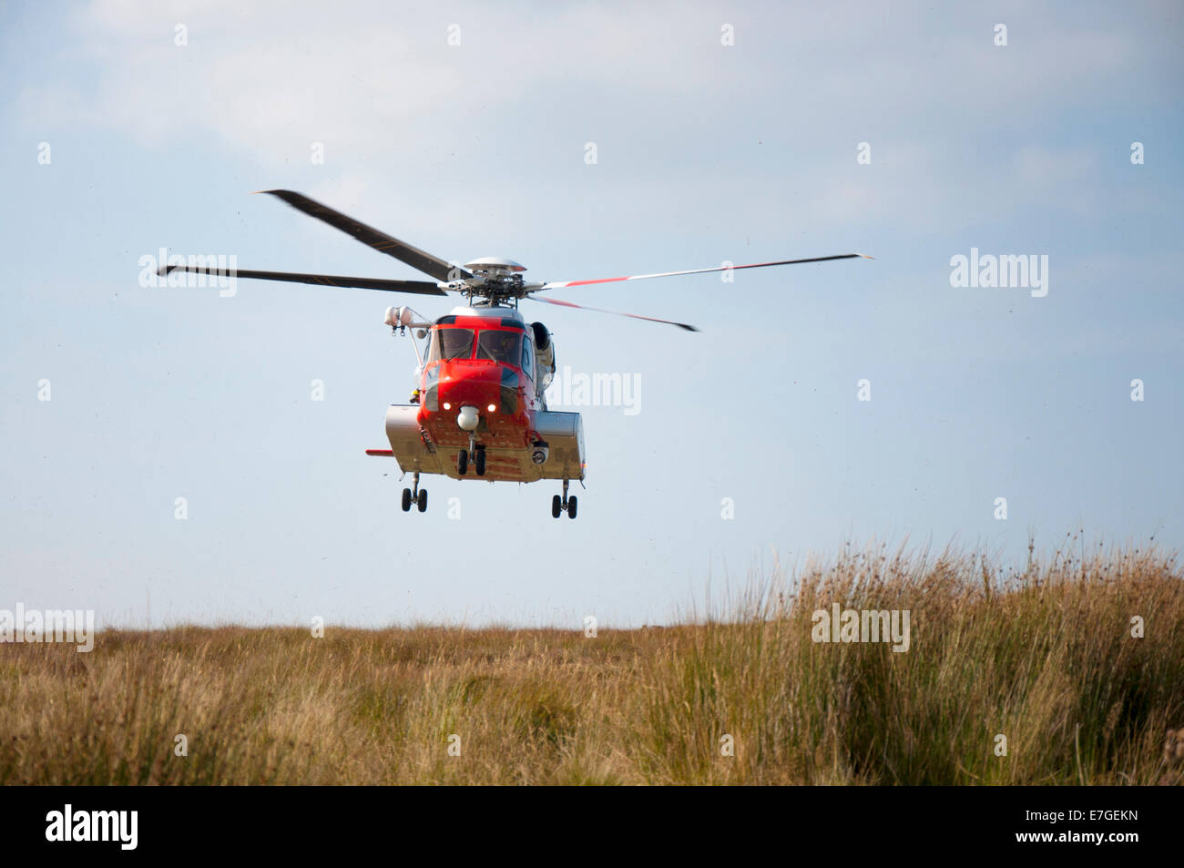 Irish Coast Guard IRCG Garda Cósta na hÉireann Sikorsky elicottero vola sopra durante un soccorso medico in Irlanda rurale Foto Stock