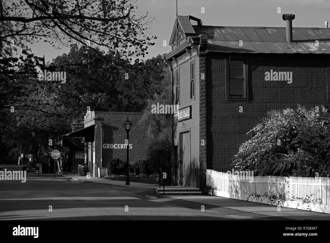 Fire House (1911, a destra), e Columbia edificio Mercantile (1855), Main Street, Columbia State Historic Park, Columbia, Tuolu Foto Stock