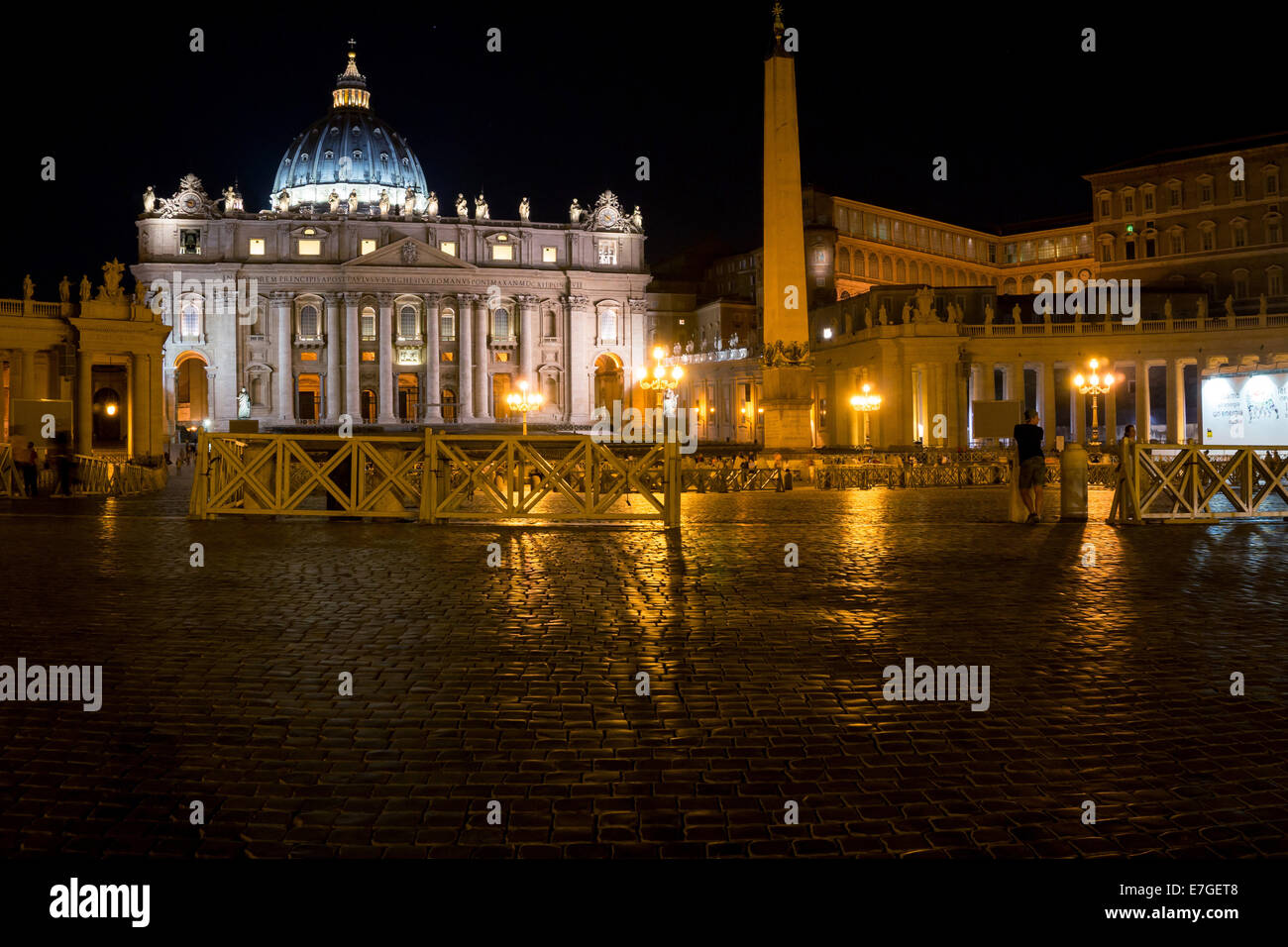 Città del Vaticano: Piazza San Pietro con obelisco e Basilica di San Pietro. Foto dal 5 settembre 2014. Foto Stock