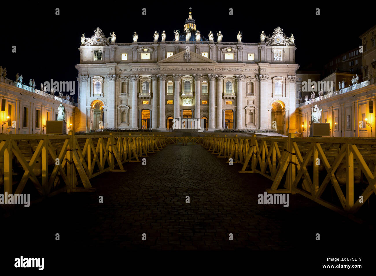Città del Vaticano: vista frontale della Basilica di San Pietro durante la notte. Foto dal 5 settembre 2014. Foto Stock