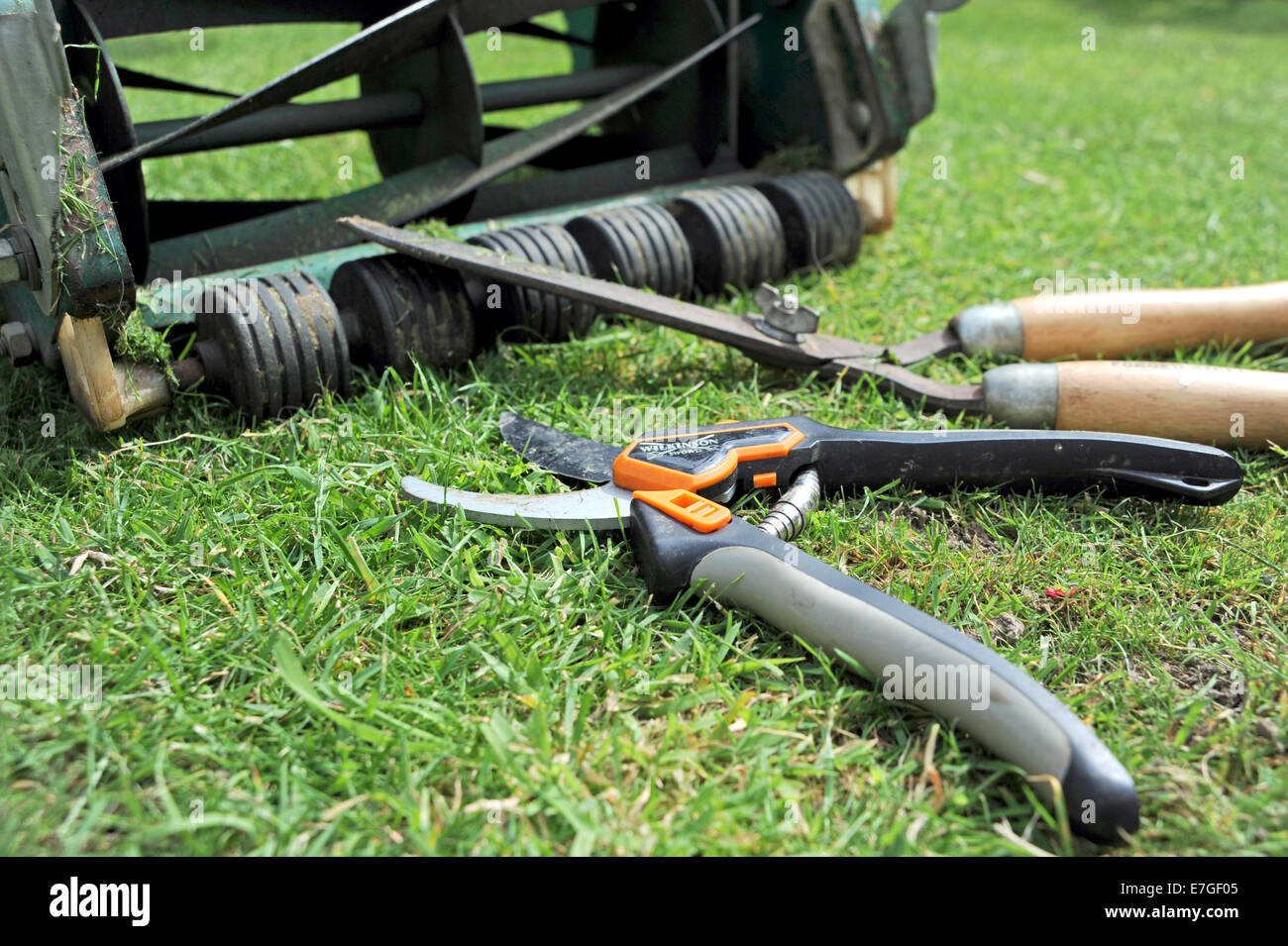 Giardino forbici tosaerba manuale e la mano tagliasiepi Foto Stock