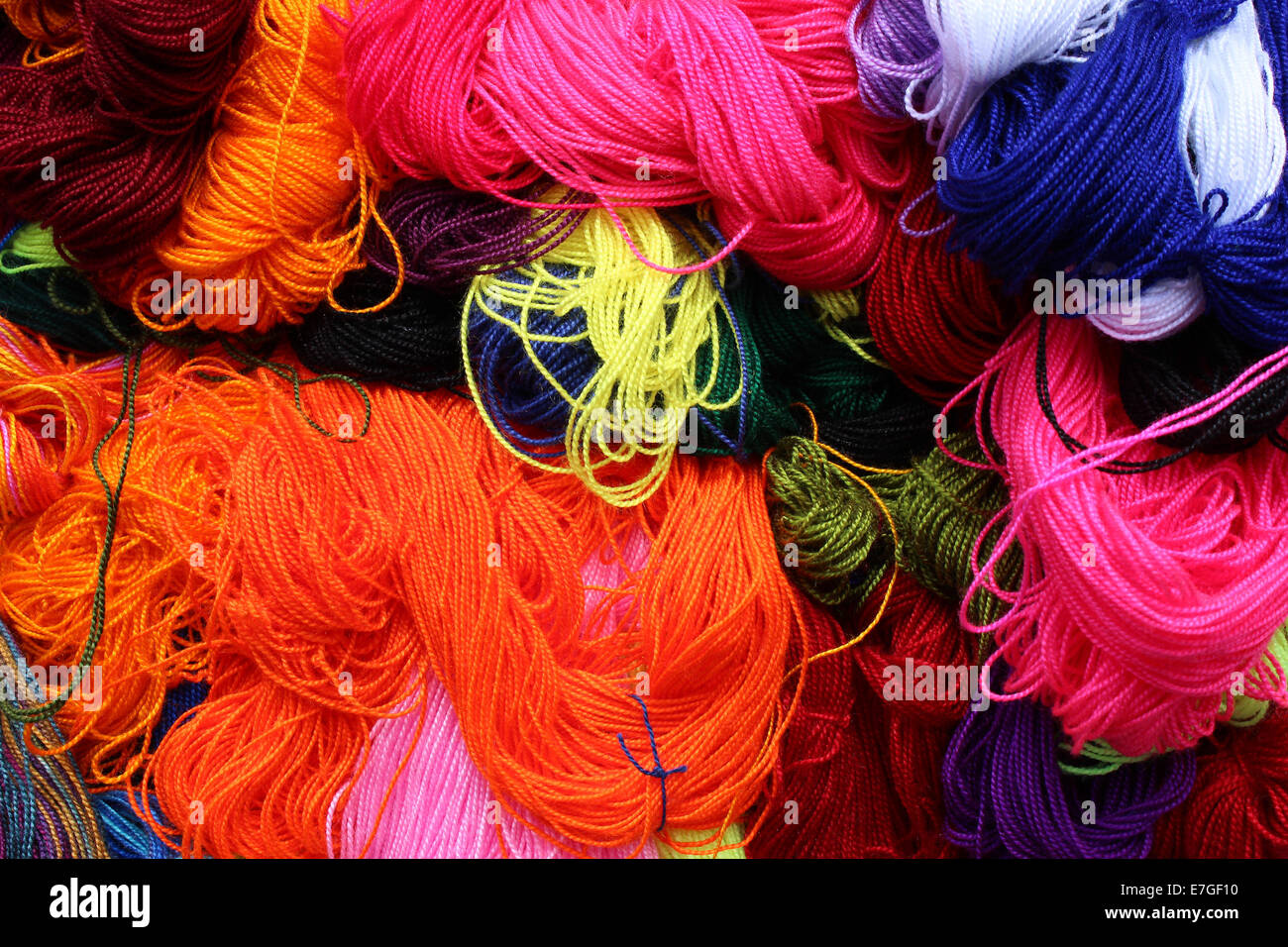 Colorato matasse di lana per la vendita all'esterno il mercato artigianale di Otavalo, Ecuador Foto Stock